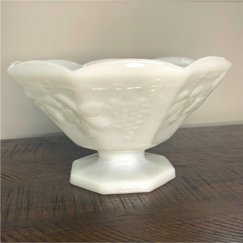 VINTAGE ANCHOR HOCKING Milk glass Harvest Grape footed Bowl